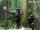 陸軍特戰指揮部特五營官兵在惡劣天候與險峻地形完成350公里山隘行軍，必須克服白天夜晚高低溫的變化，還結合多項山地叢林特種作戰的野營訓練，特戰弟兄們攜手同心、患難與共的袍澤情誼，讓特五營成為一支精實團結的鋼鐵勁旅。（記者邱榮吉/攝影）