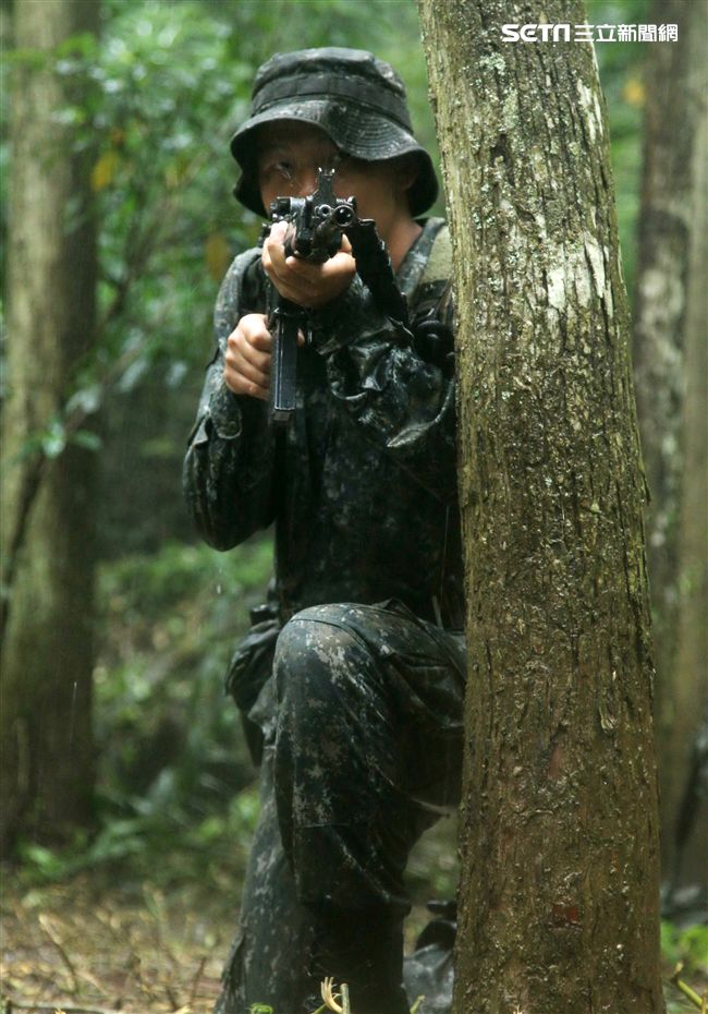 陸軍特戰指揮部特五營官兵在惡劣天候與險峻地形完成350公里山隘行軍，必須克服白天夜晚高低溫的變化，還結合多項山地叢林特種作戰的野營訓練，特戰弟兄們攜手同心、患難與共的袍澤情誼，讓特五營成為一支精實團結的鋼鐵勁旅。（記者邱榮吉/攝影）
