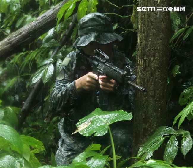 陸軍特戰指揮部特五營官兵在惡劣天候與險峻地形完成350公里山隘行軍，必須克服白天夜晚高低溫的變化，還結合多項山地叢林特種作戰的野營訓練，特戰弟兄們攜手同心、患難與共的袍澤情誼，讓特五營成為一支精實團結的鋼鐵勁旅。（記者邱榮吉/攝影）