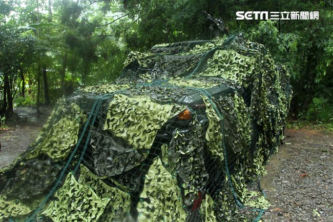 陸軍特戰指揮部特五營官兵在惡劣天候與險峻地形完成350公里山隘行軍，必須克服白天夜晚高低溫的變化，還結合多項山地叢林特種作戰的野營訓練，特戰弟兄們攜手同心、患難與共的袍澤情誼，讓特五營成為一支精實團結的鋼鐵勁旅。（記者邱榮吉/攝影）