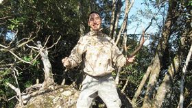 登山客李明翰摔落溪谷受困35天後獲救，卻被報導他指出「台灣搜救品質有很大進步空間」、「搜救專責專職就有資格收費」等發言，引發外界批評他不懂感恩。－翻攝自李明翰臉書