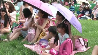 大安森林公園難遮陽　躲舞台更熱