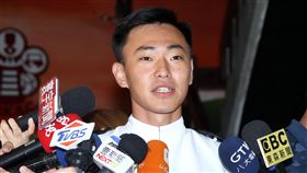 總統蔡英文出席106年三軍六校畢業典禮，頒發學生畢業證書、授階、合照。（記者邱榮吉/攝影）