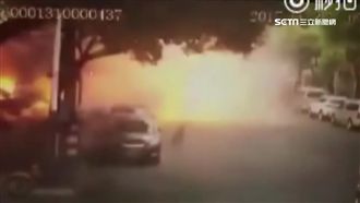 打赤膊男拿球經過　餐廳下一秒突爆炸