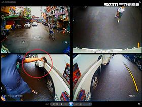 周男趁機打開車門下手行竊。（圖／翻攝畫面）