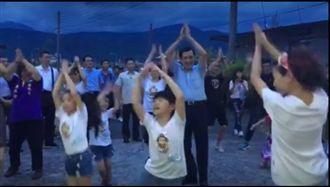 和弱勢生一同唱跳　馬英九嚴重落拍