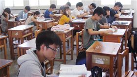 大學指考第2天進行國、英、數等共同考科，考生們在考前做最後的努力。
中央社記者張皓安攝　106年7月2日