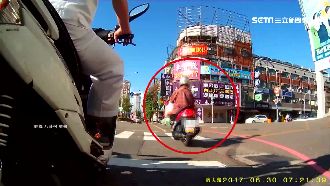 她違規右轉消失後　竟瞬移到下個路口