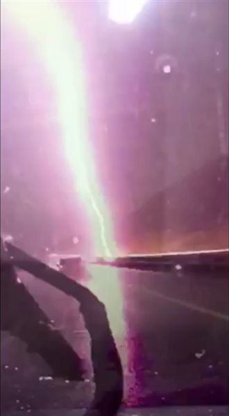 驚險！女騎士西濱遭雷擊　幸運無大礙