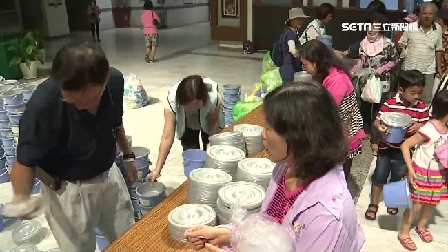 限量廚餘桶免費拿　人多插隊爆口角