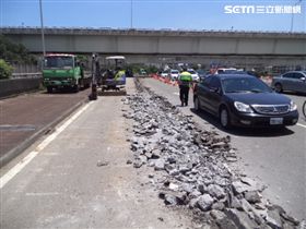 桃園養工處今天上午在龜山區忠義路上進行路面刨除工程。（圖／翻攝畫面）