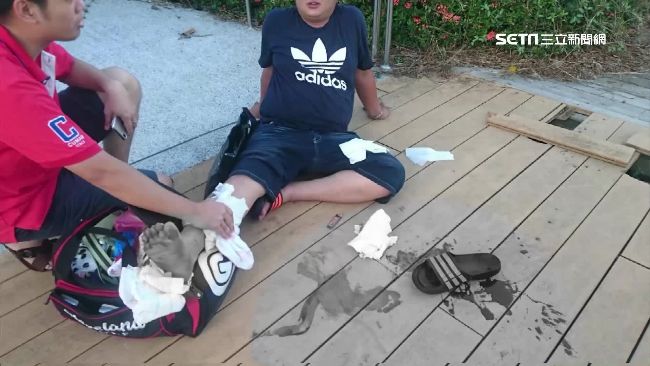 後壁湖木棧道突碎裂　男踩空縫12針