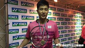 周天成義賣冠軍球拍、羽球。（圖／記者陳怡汝攝影）