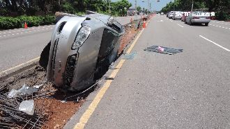 挖空分隔島惹禍？轎車翻覆栽洞兩童傷