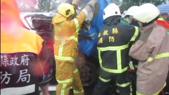 豪大雨視線不良　國道追撞駕駛夾車內