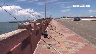 誇張！釣客帶釣竿強佔四草大橋人行道