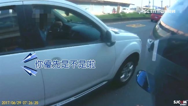 騎「混合車道」未靠邊　遭駕駛惡逼車