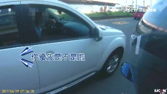 騎「混合車道」未靠邊　遭駕駛惡逼車