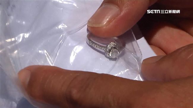 已婚男拿3克拉鑽戒撩妹　抓包是玻璃
