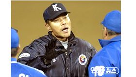 ▲韓國職棒前裁判崔圭淳2013年季後賽像斗山熊「借錢」，引發大醜聞。（資料照／截自韓國媒體）