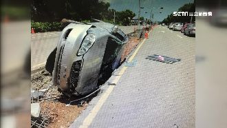 汽車駕駛疑恍神　3人墜50公分坑洞