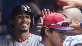 ▲Mookie Betts回休息區與隊友慶祝，前為林子偉。（圖／美聯社／達志影像）