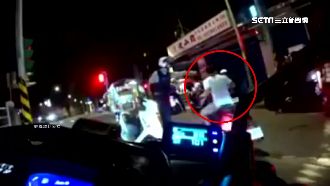 持刀又違規被攔　少年躲警撞人還想逃