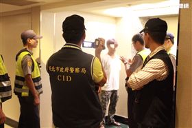 警方查獲一名身揹兩項竊盜、一項詐欺通緝的40歲林姓男子。（圖／翻攝畫面）