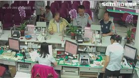 上校退役的范翁衝至台灣銀行解60萬元定存，並聲稱欲投資通訊公司，當日匯款可享有額外獎金，保七警員歷經2小時的關心規勸，才讓范翁相信這全是詐騙集團的伎倆（翻攝畫面）