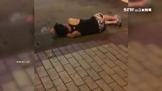 把馬路當自己家　男子昏睡路邊叫不醒