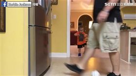 三歲萌娃秀足球神技 爸爸雙腳變球門。（圖／翻攝自Korbin Jackson臉書）