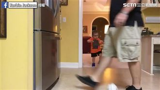 三歲萌童秀足球神技　爸爸雙腳變球門