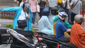 下雨、大雨、陰天、雨天、降雨、午後雷陣雨、雨衣、機車騎士、淋雨（圖／中央社）