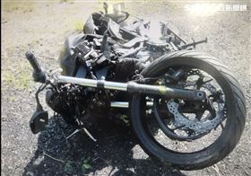 黃男的重機損毀嚴重。（圖／翻攝畫面）