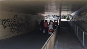 躲太陽_https://www.facebook.com/groups/280092935413904/permalink/1453949504694902/