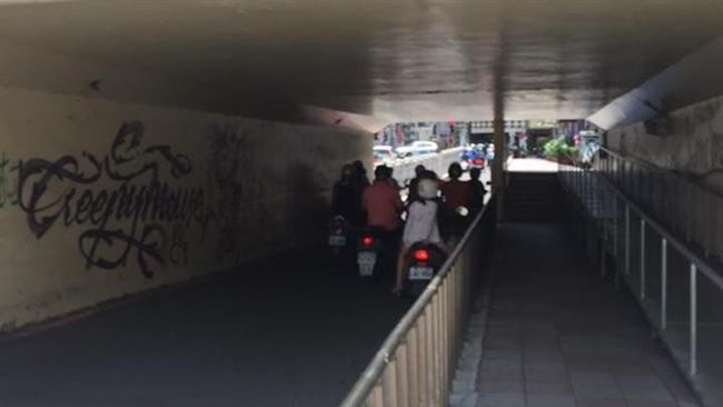 這樣等紅燈躲太陽　他怒：怕曬就開車