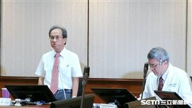急診室醫師離職風波，長庚醫院今（3）天開記者會由最高行政中心主管蘇輝成（左）說明。（圖／記者楊晴雯攝）