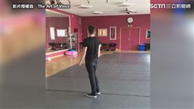 背影歌王！以為四下無人 回頭驚見友人錄下驚世歌喉