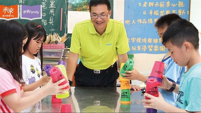 8歲世界冠軍！競技疊杯提升專注力