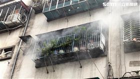 新北市中和區國光街巷內公寓竄出濃煙，4樓的57歲婦人還高聲呼救，警消獲報後派遣10分隊進行搶救，並順利救出受困的三人，火勢亦在30分鐘後撲滅（翻攝畫面）