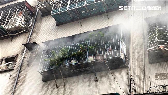中和公寓竄濃煙　警消救出6受困住戶