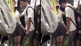 地鐵,車廂,大陸,北京,交通,搔抓,下體,勾魂,情侶,手淫,生殖器,SOD,微博-翻攝自秒拍