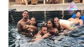 ▲柯瑞三兄妹以及另一半戲水。（圖／攝自sydelcurry IG）