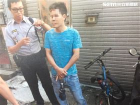 警方守在現場逮捕竊車的越南移工。（圖／翻攝畫面）