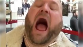 戴耳機在大街上陶醉唱歌　其實在路人眼中超傻眼