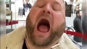 戴耳機陶醉唱歌　其實路人眼中超傻眼