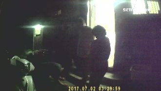 通緝犯買消夜被逮　見爸媽下跪磕頭