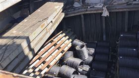 艙蓋板掉落　高雄港1工人斷腿亡
高雄港40號碼頭3日發生工安意外，1名張姓工人在貨輪船艙作業時，當場遭掉落艙蓋板壓斷腿，送醫不治；警消及高雄市勞工局勞檢處調查中。圖為意外現場。
（警方提供）
中央社記者程啟峰高雄傳真　106年7月3日