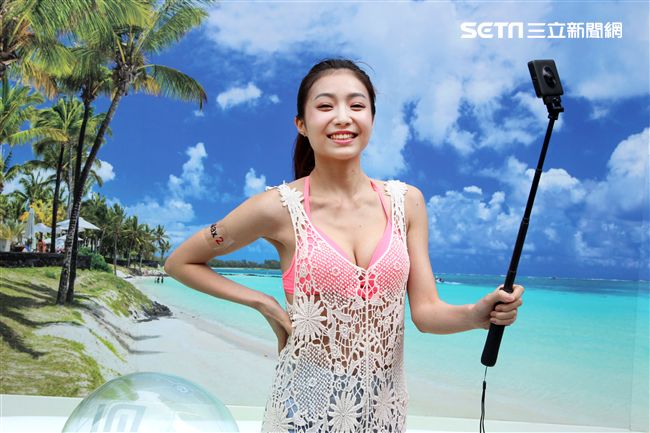 性感正妹許岑葦比基尼玩自拍。（記者邱榮吉/攝影）