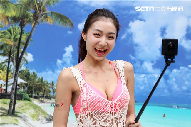 性感正妹許岑葦比基尼玩自拍。（記者邱榮吉/攝影）